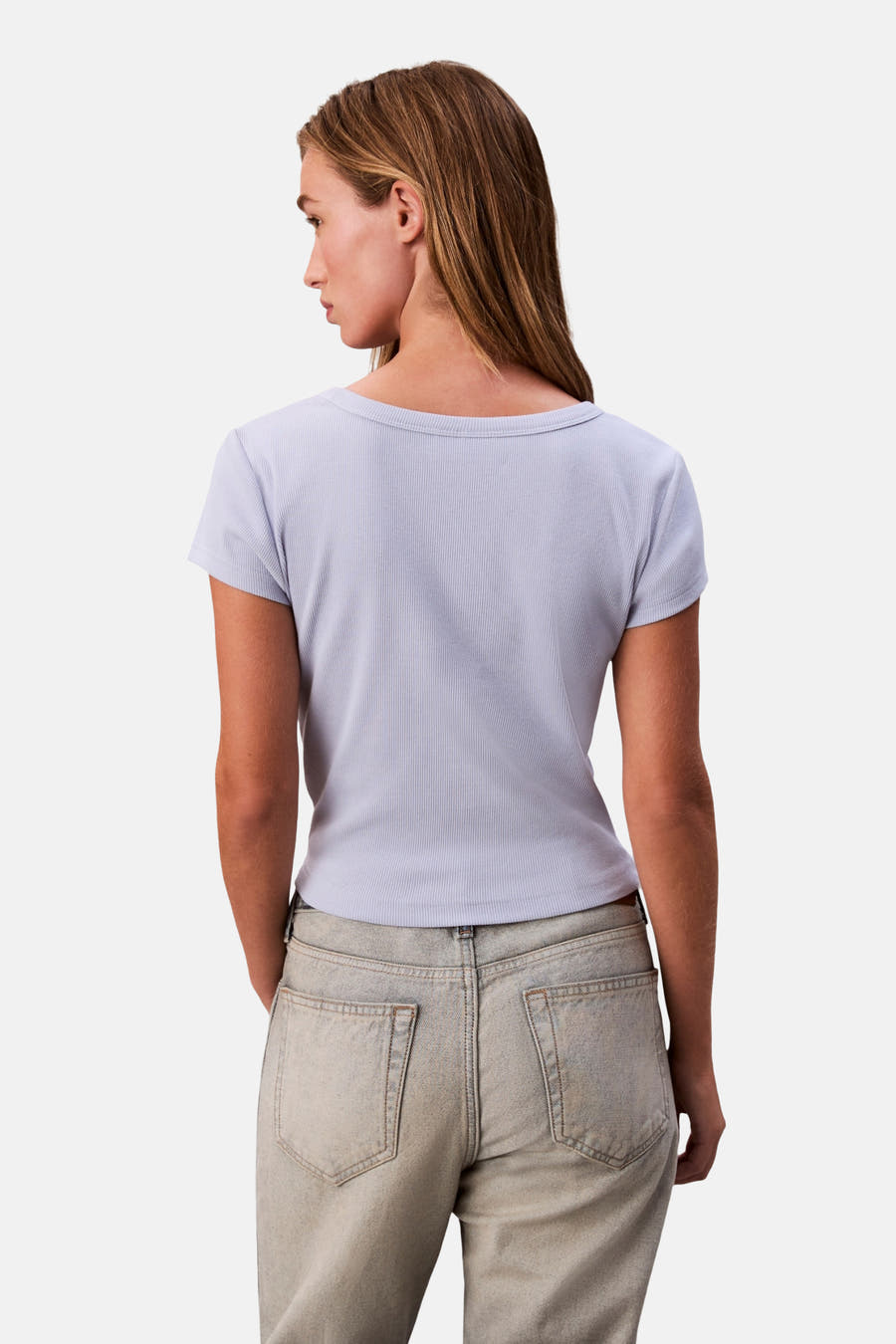 T-shirt bleu à manches courtes de Calvin Klein, dos, texture côtelée, associé à des jeans.