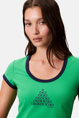 T-shirt vert de manches courtes Calvin Klein, avec un col rond bleu marine et une impression de logo.