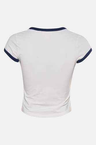 Wit T-shirt met korte mouwen van Calvin Klein, met marineblauwe bies aan de halslijn en mouwen, achteraanzicht.