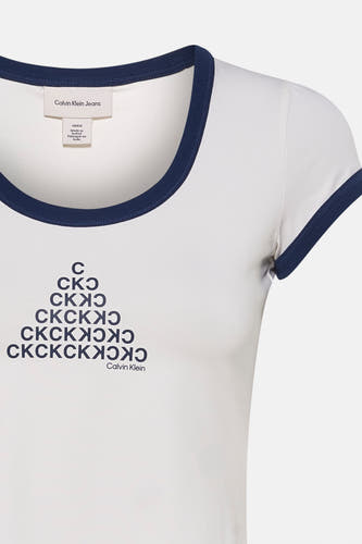 Wit T-shirt met korte mouwen van Calvin Klein, met een donkerblauwe rand langs de halslijn en mouwen, en een logo-opdruk.
