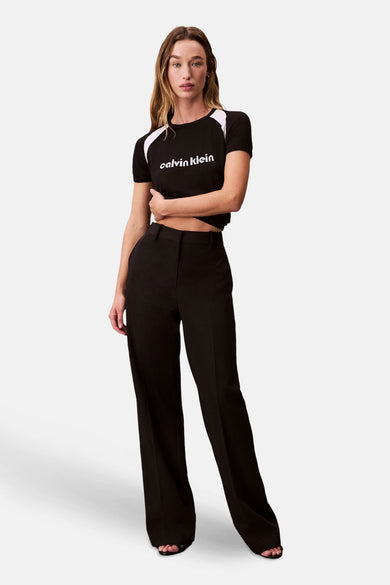 T-shirt noir à manches courtes de Calvin Klein, avec des accents blancs sur les épaules et le logo.