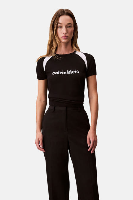 Zwart T-shirt met korte mouwen van Calvin Klein, met witte accenten op de schouders en het logo op de borst.