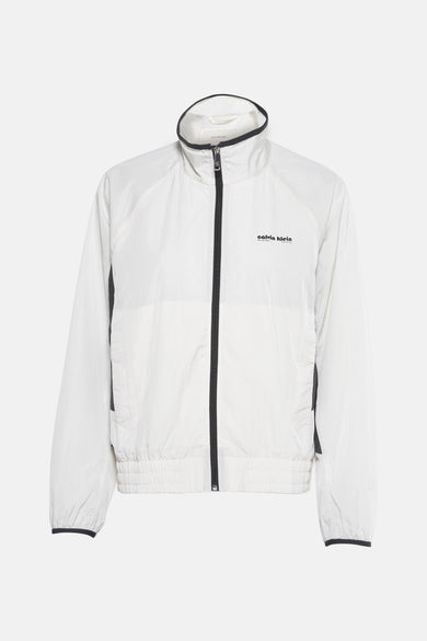 Manteau beige de Calvin Klein, avec des accents noirs sur le col, la fermeture éclair et les bordures.