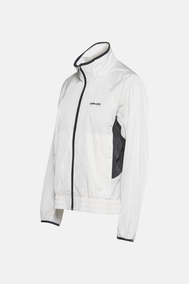 Manteau court beige de Calvin Klein, avec des détails noirs sur la fermeture éclair, le col et les manches.