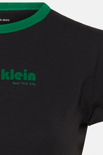 Zwart T-shirt met korte mouwen van Calvin Klein, met groene halslijn en logo-opdruk.
