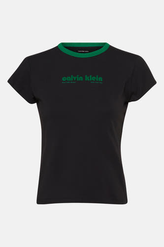 Zwart T-shirt met korte mouwen van Calvin Klein Jeans, met groene accenten aan de hals en logo-opdruk.
