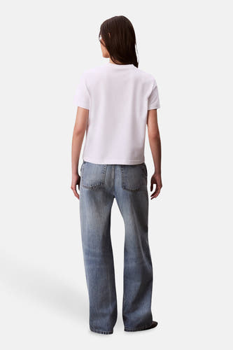 Wit T-shirt met korte mouwen van Calvin Klein, gezien van achteren, gecombineerd met wijde jeans.