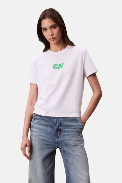 T-shirt blanc à manches courtes de Calvin Klein, porté avec des jeans bleus.