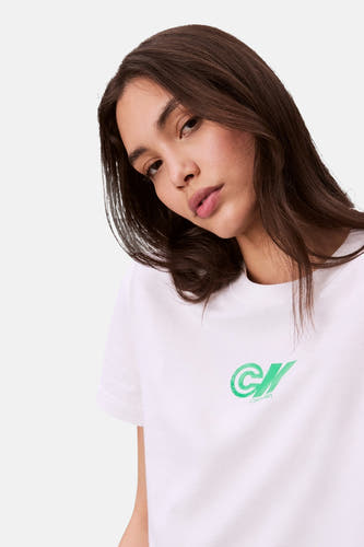 Wit T-shirt met korte mouwen van Calvin Klein, met een groen logo op de borst.
