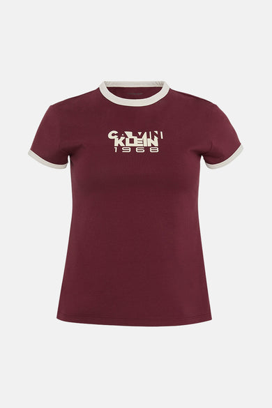 T-shirt Bordeaux à manches courtes de Calvin Klein, avec des détails blancs au col et aux manches.
