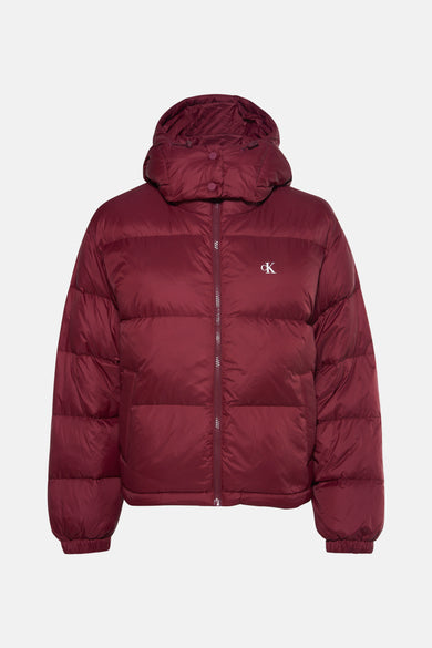 Bordeaux korte jas van Calvin Klein, met capuchon en het merklogo op de borst.

