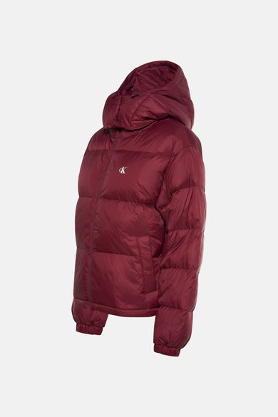 Bordeaux korte jas van Calvin Klein met capuchon en een subtiel logo op de borst.
