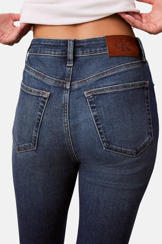Jean skinny en denim bleu, de Calvin Klein, avec des poches arrière et une étiquette en cuir.