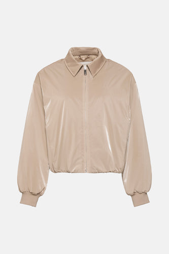 Manteau court beige de Calvin Klein, avec des manches ballon et une finition brillante.