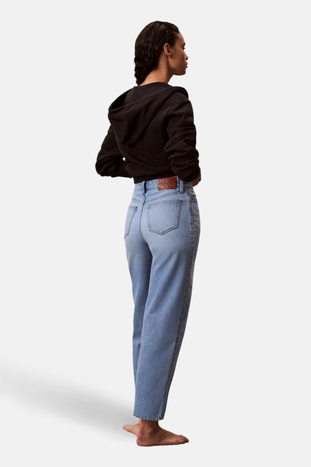 Lichtblauwe denim jeans special fit van Calvin Klein, met een bruin leren merklabel aan de achterkant.
