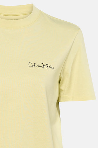 Geel T-shirt met korte mouwen van Calvin Klein met het logo in script op de borst.
