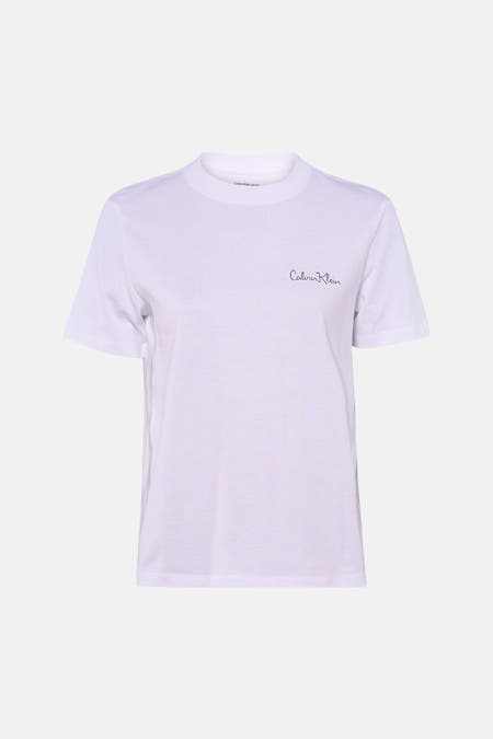 T-shirt blanc à manches courtes de Calvin Klein, avec un petit logo en forme de signature noire sur la poitrine.