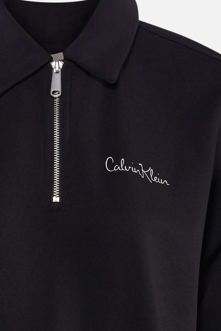 Zwarte sweater van Calvin Klein met ritssluiting en Calvin Klein logo op de voorkant.