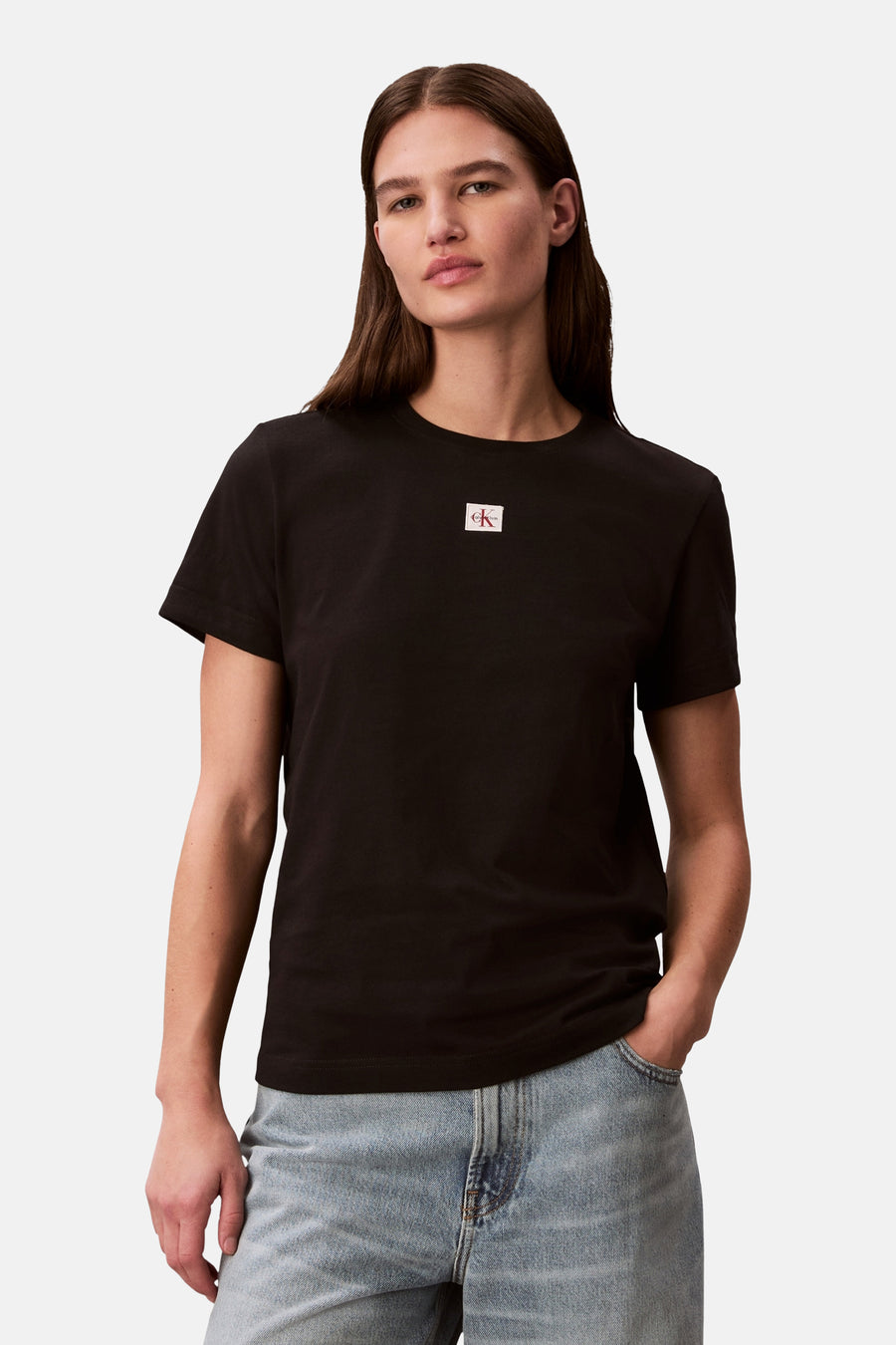 Zwart T-shirt van Calvin Klein, gedragen met een blauwe jeans.