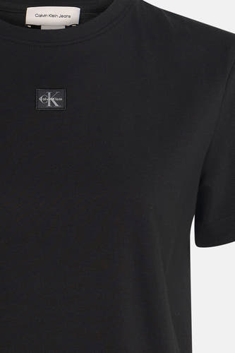 Zwart T-shirt van Calvin Klein Jeans met korte mouwen en een klein logo op de borst.