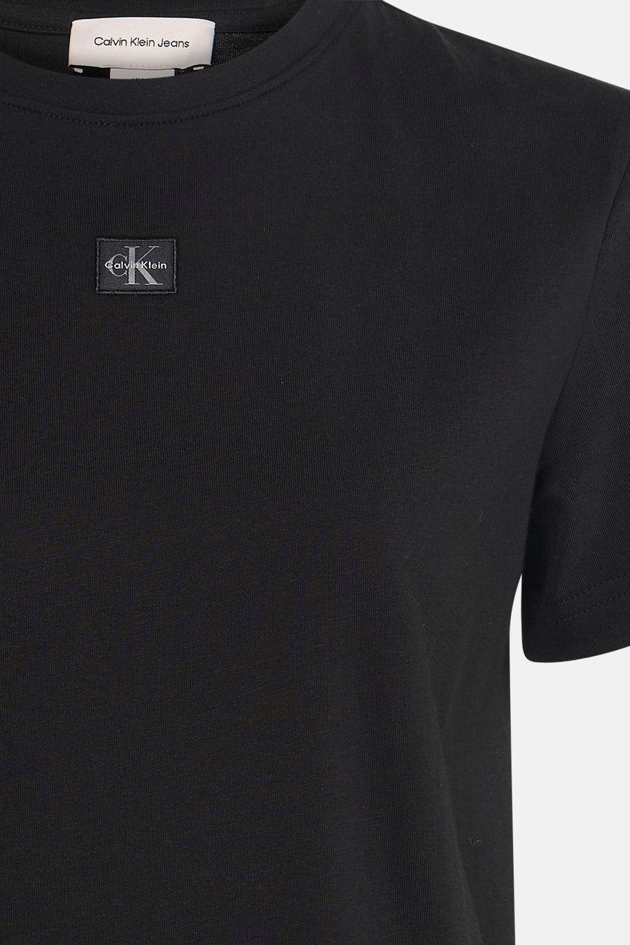 Zwart T-shirt van Calvin Klein Jeans met korte mouwen en een klein logo op de borst.