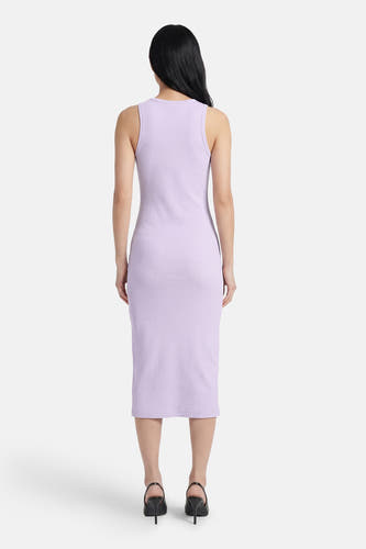 Robe courte violette à manches courtes de Calvin Klein, coupe ajustée jusqu'au genou avec col rond.
