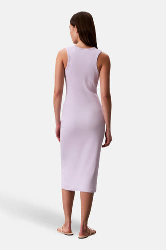Robe violette à manches courtes de Calvin Klein, vue de dos, avec une texture lisse.