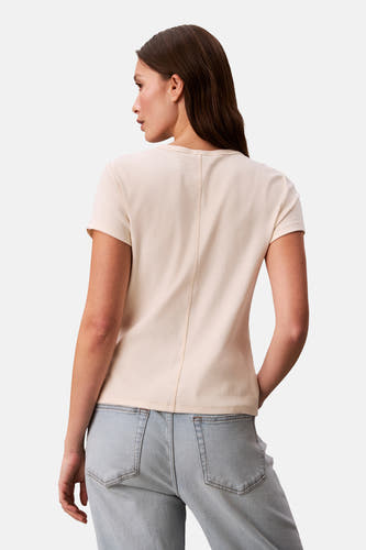 Gilet écru de Calvin Klein, vu de dos, combiné avec un jean bleu clair.
