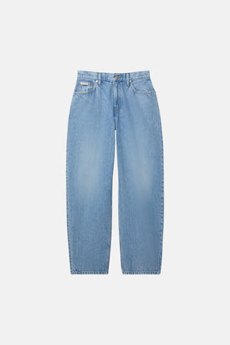 Lichtblauwe denim jeans met speciale pasvorm van Calvin Klein, met ruime pijpen en merklabel op de coin pocket.