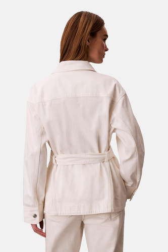 Veste courte en jean blanc cassé de Calvin Klein, avec ceinture et manches longues, vue de dos.