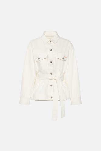 Veste courte en denim blanc cassé de Calvin Klein, avec une ceinture et des boutons argentés.