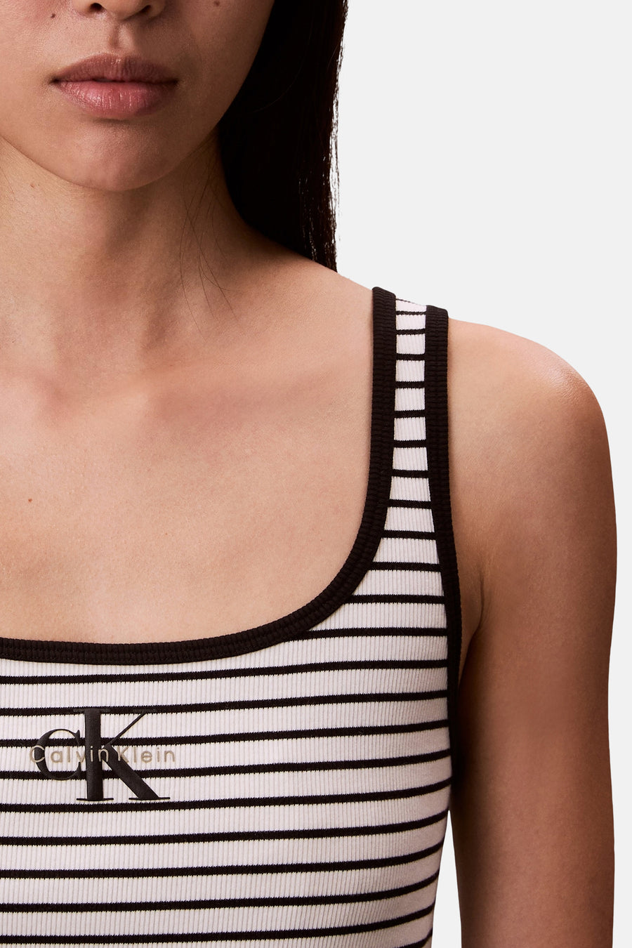 Multikleurige singlet van Calvin Klein met een horizontaal gestreept patroon en het logo zichtbaar.
