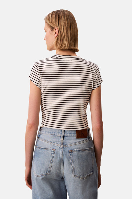 T-shirt multicolore de Calvin Klein, à rayures horizontales, porté avec un jean bleu.