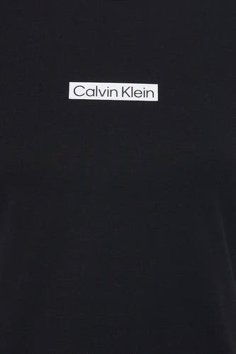 T-shirt noir à manches courtes de Calvin Klein, avec un petit carré de logo blanc.