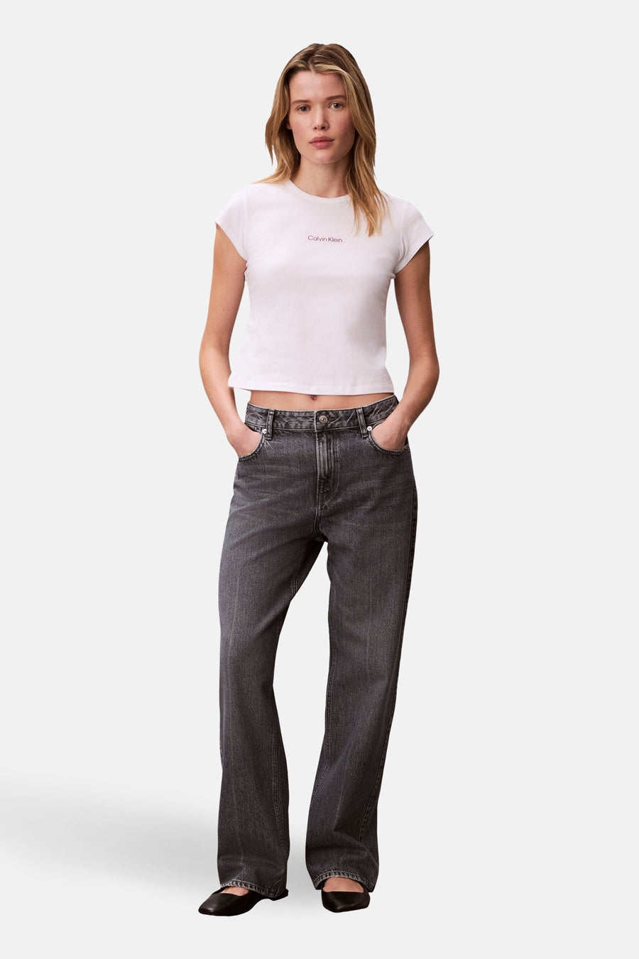 T-shirt blanc à manches courtes Calvin Klein, porté avec un jean gris.