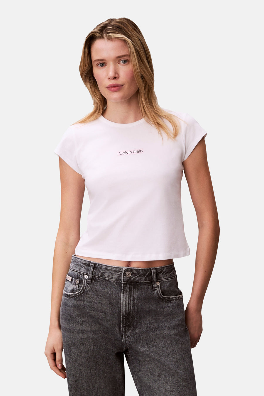 Wit T-shirt met korte mouwen van Calvin Klein, gedragen met grijze jeans.