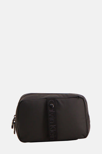 Zwarte toilettas van Calvin Klein met een stoffen band met logo.
