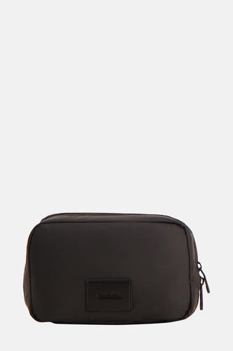 Zwarte toilettas van Calvin Klein, met rits en logopatch.
