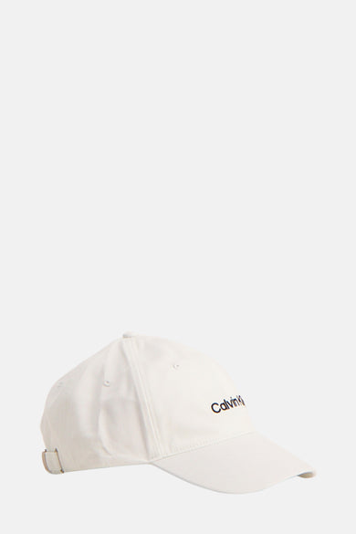 Chapeau blanc de Calvin Klein, avec une sangle ajustable.