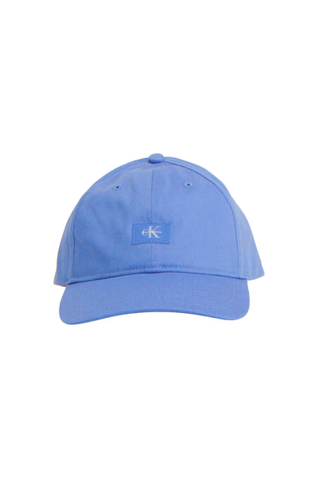 Blauwe pet van Calvin Klein met een klein gestikt CK-logo op de voorkant, gepresenteerd in een vooraanzicht.