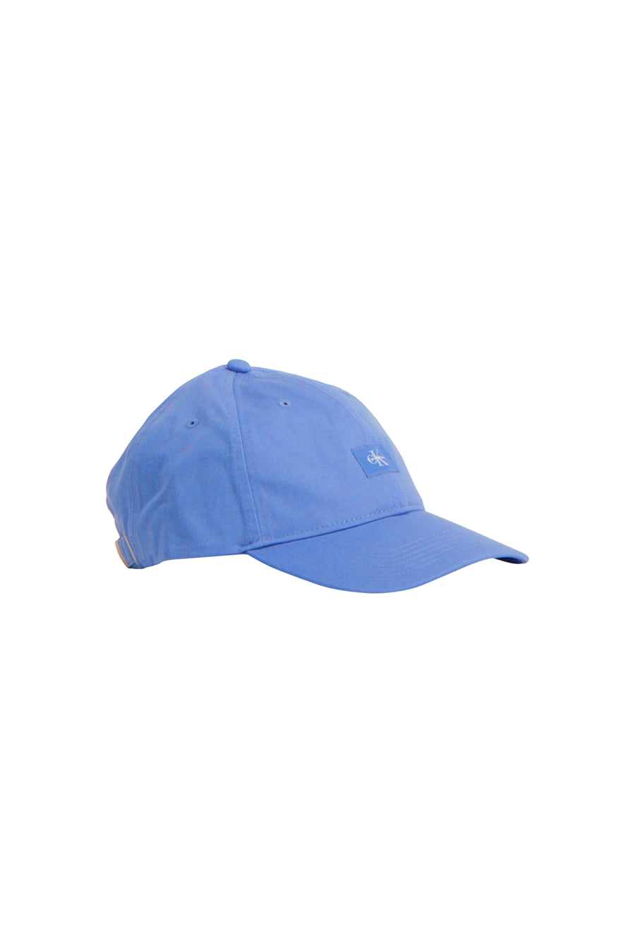 Blauwe pet van Calvin Klein met geborduurd 'ck'-logo aan de voorkant, zij-aanzicht.