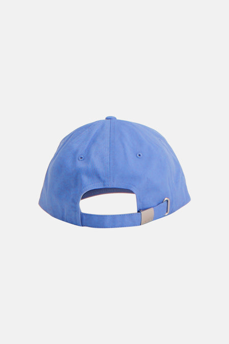 Blauwe pet van Calvin Klein, met zicht op de achterkant en verstelbare riem met metalen gesp.