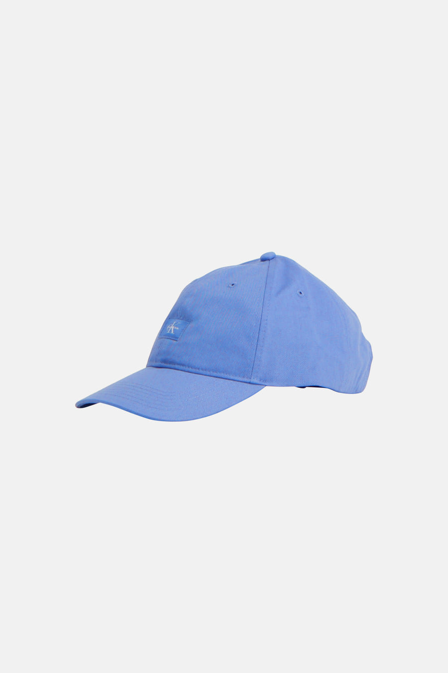 Blauwe pet van Calvin Klein met geborduurd 'CK' logo, in zijprofiel.