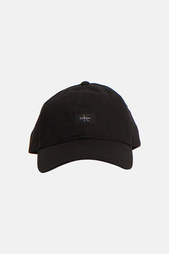 Zwarte pet van Calvin Klein met monochroom cK-logo op de voorkant.