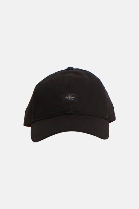 Zwarte pet van Calvin Klein met monochroom cK-logo op de voorkant.