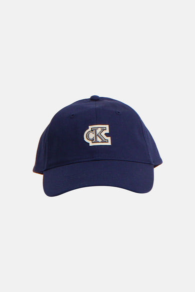 Casquette bleue Calvin Klein, avec une fermeture réglable à l'arrière.