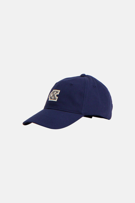 Blauwe pet van Calvin Klein met een geborduurd logo op de voorkant.
