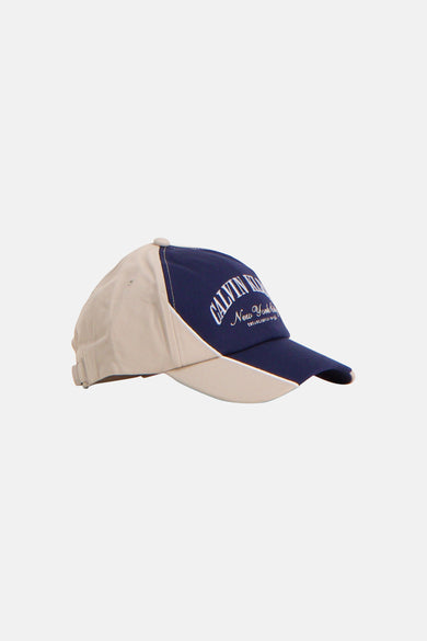 Casquette multicolore Calvin Klein, avec imprimé logo style New York, en bleu marine et beige.