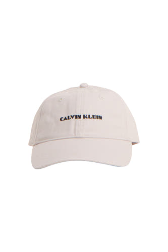 Lichtbeige pet van Calvin Klein met zwart geborduurde merknaam op de voorkant.