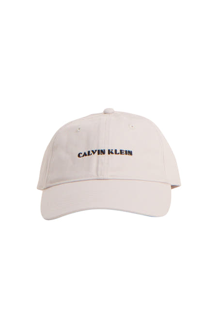 Lichtbeige pet van Calvin Klein met zwart geborduurde merknaam op de voorkant.